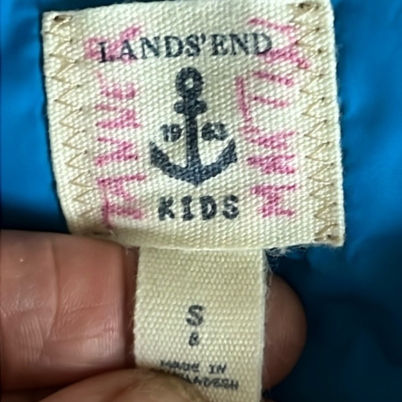 Lands’ End unisex down puffer vest in kids size 8. - Picture 3 of 5